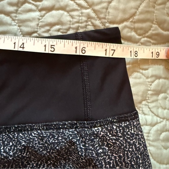 Athleta Black and White Print Athletic Shorts Size L - Picture 7 of 7